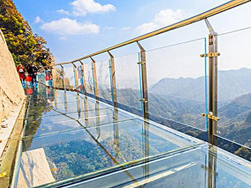 玻璃吊橋受到外國人質(zhì)疑，不遠(yuǎn)萬里來砸橋，結(jié)局讓人很無奈